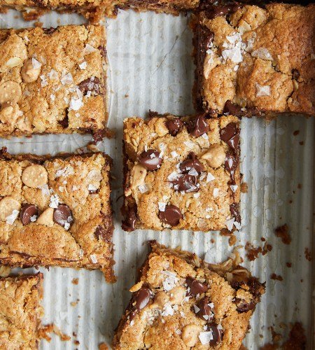 Peanut Butter Chocolate Chip Oatmeal Cookie Bars